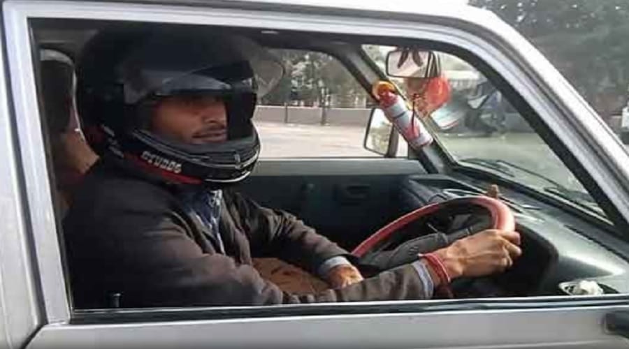 rajasthan jaipur police in bharatpur force a car driver for wear helmet 