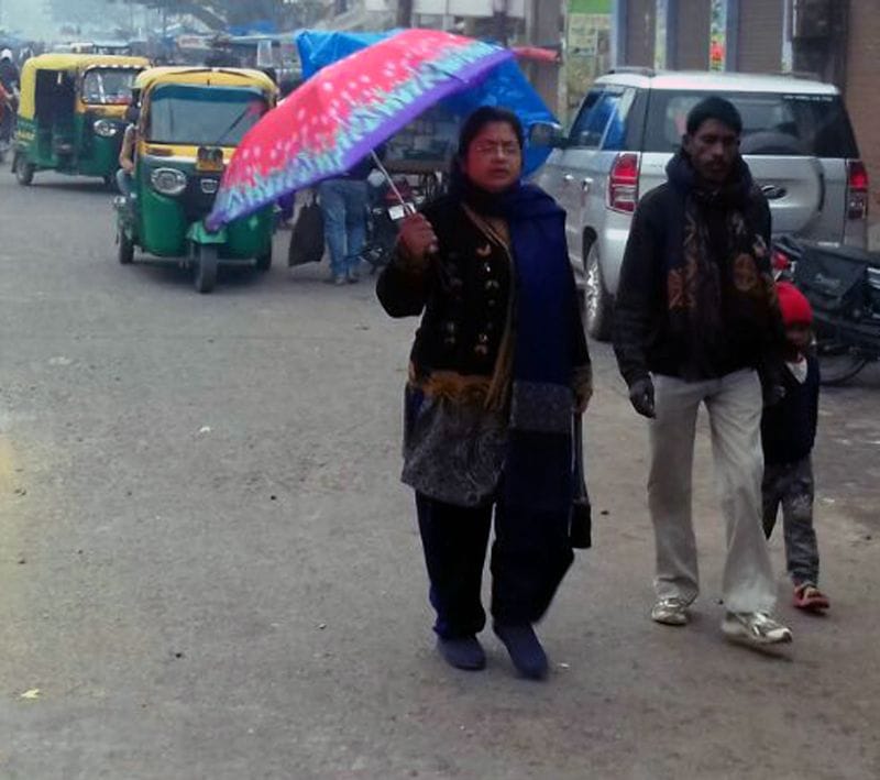 बादलों व बूंदाबांदी से लुढ़का तापमान