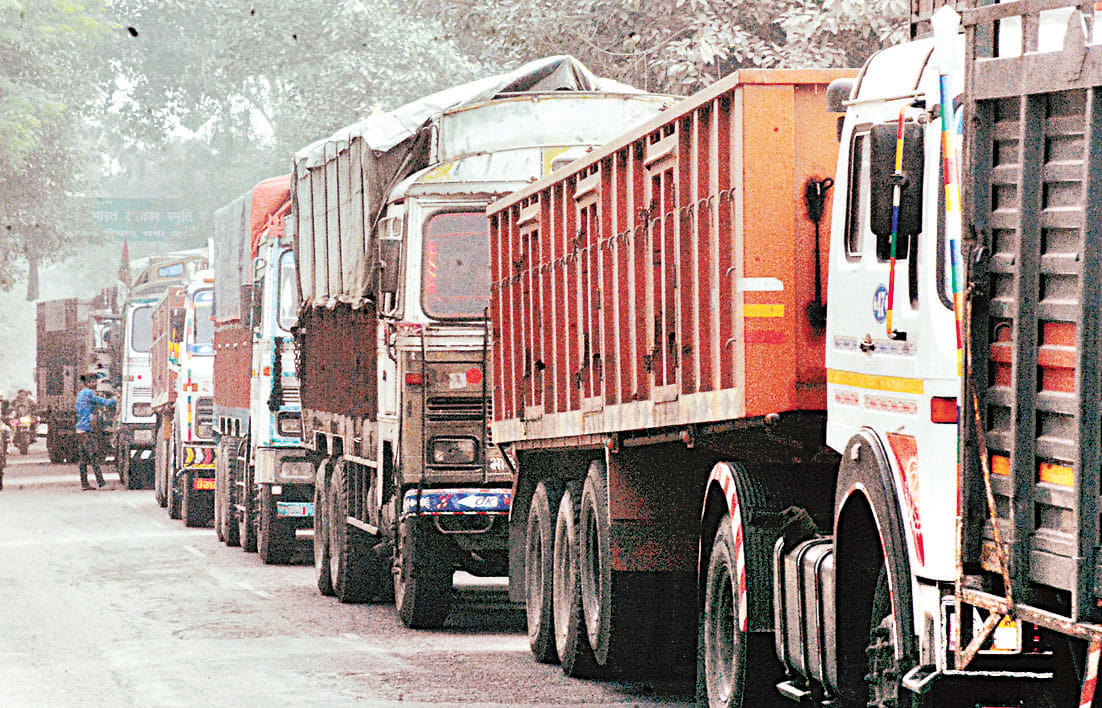 bekaabu truck ne peincipal ko kuchla