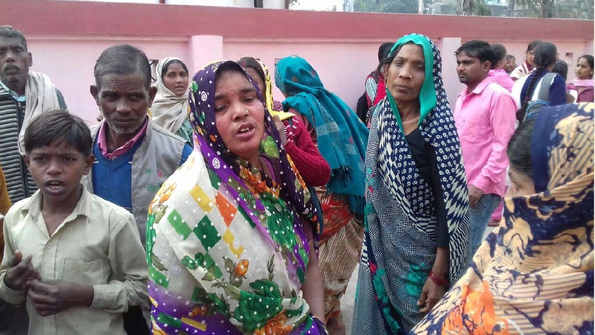 अनियंत्रित बाइक खाई में गिरी, किसान की मौत, दो घायल