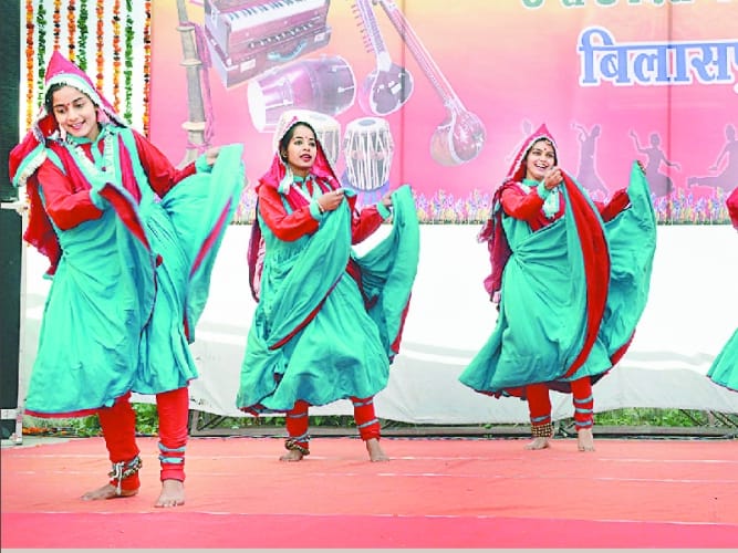 युवा उत्सव में कलाकारों ने बिखेरी अपनी संस्कृति की छटा