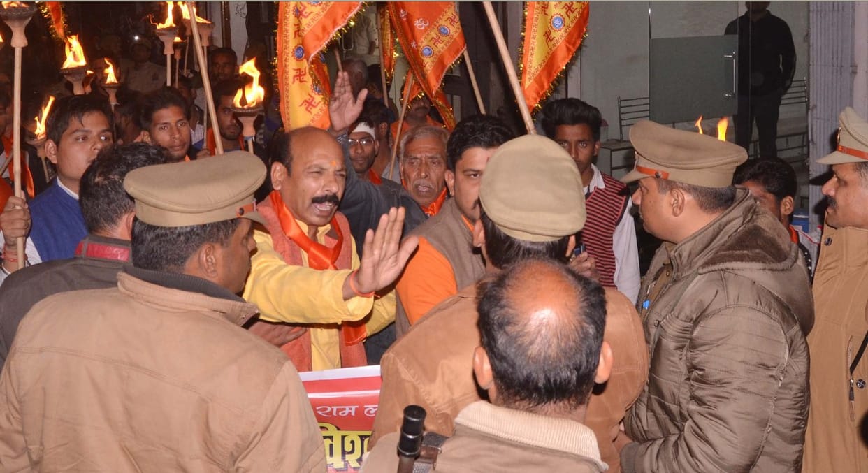रोक ती रह गई पुलिस, आतिशबाजी के साथ निकाला मशाल जुलूस
