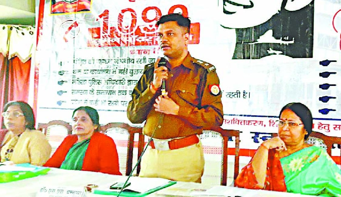 महिला एसओ ने छात्राओं को महिला सुरक्षा के लिए किया जागरूक