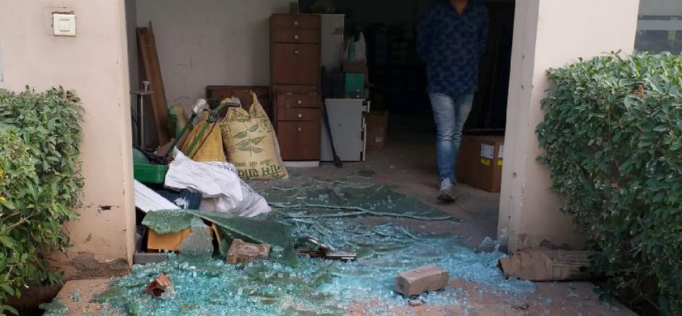 four labors fell from  Building which was under construction, one dead four injured