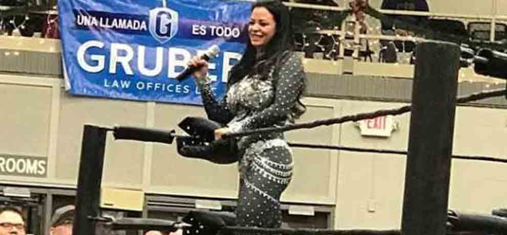 candice michelle returns after 8 years and wins retirement match