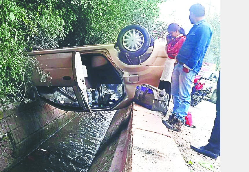 80rupey bachne ke chakkar me car palti