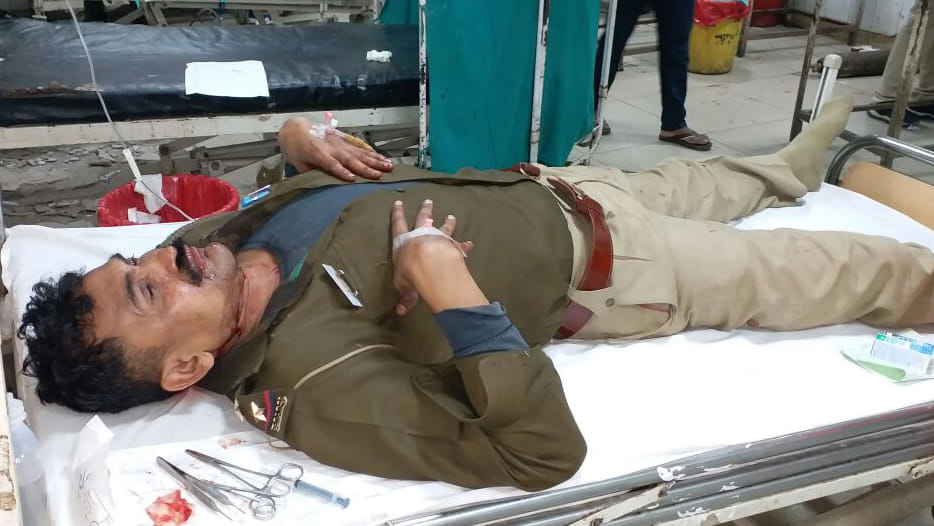criminal attacked on police in kanpur