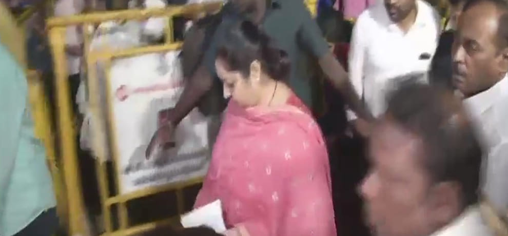 Deepa Jayakumar reaches RK Nagar zonal office in Chennai after her nomination rejected