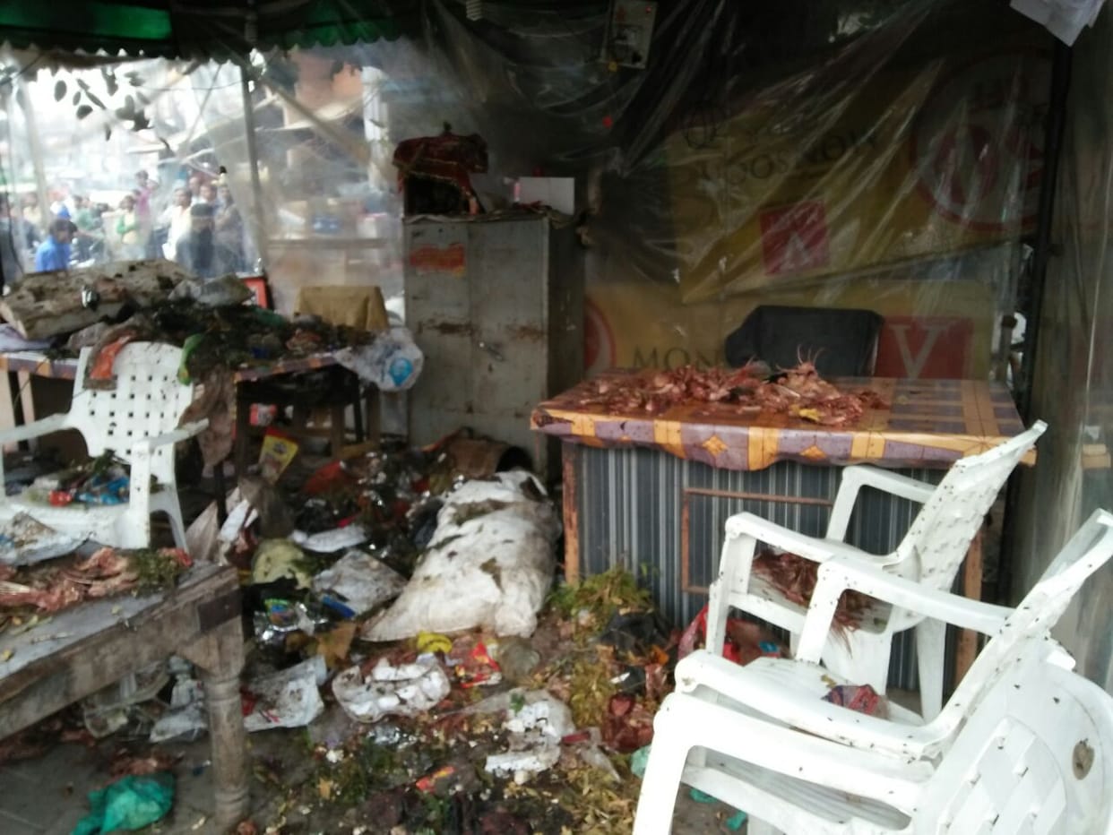 sanitation worker in agra poured garbage in police chowki