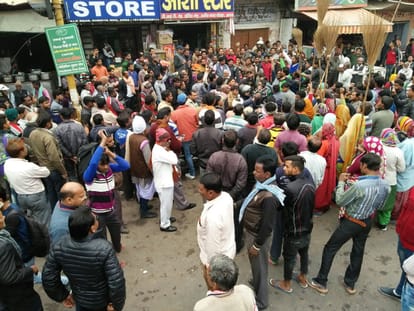 sanitation worker in agra poured garbage in police chowki