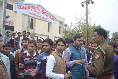 vulgar commenting on girls living in government hostel in mathura