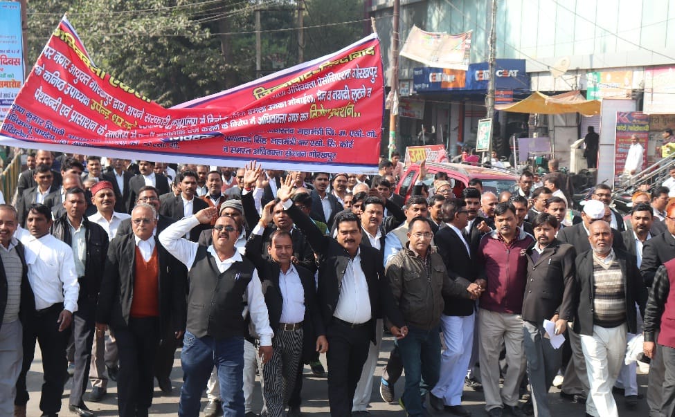 कलमबंद हड़ताल पर रहे अधिवक्ता