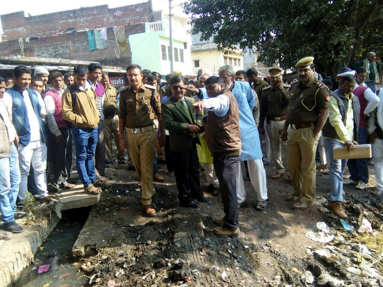 पुलिया निर्माण को एक समुदाय ने रुकवाया