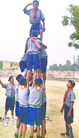 टेंट और पुल निर्माण कर छात्र-छात्राओं ने दिखाई प्रतिभा
