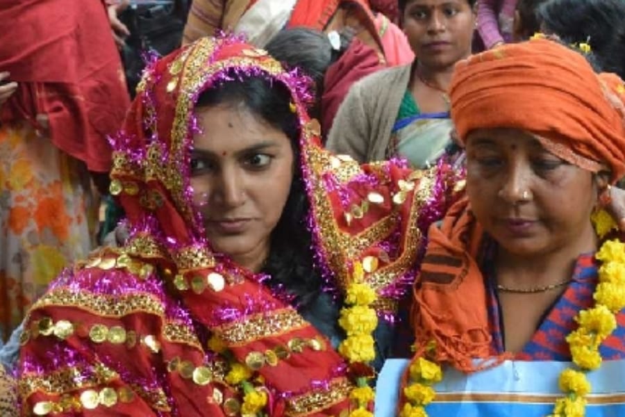 truth behind woman's marriage with yogi adityanath pic.