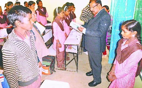 शिक्षक बनकर डीएम ने बच्चों को पढ़ाया