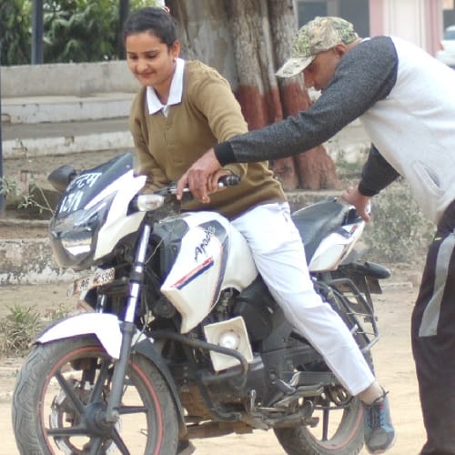 Women Constable taught to ride a bike, do not lose courage, photos