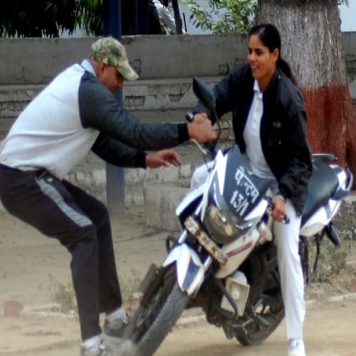 Women Constable taught to ride a bike, do not lose courage, photos