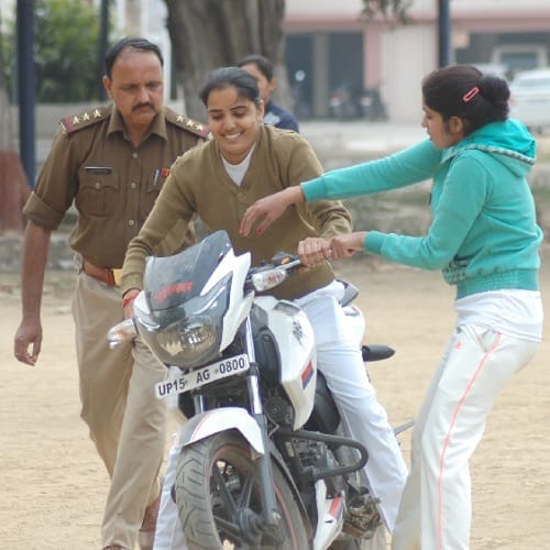 Women Constable taught to ride a bike, do not lose courage, photos