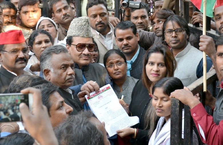बिजली दरों में वृद्धि के विरोध में सपा ने किया प्रदर्शन