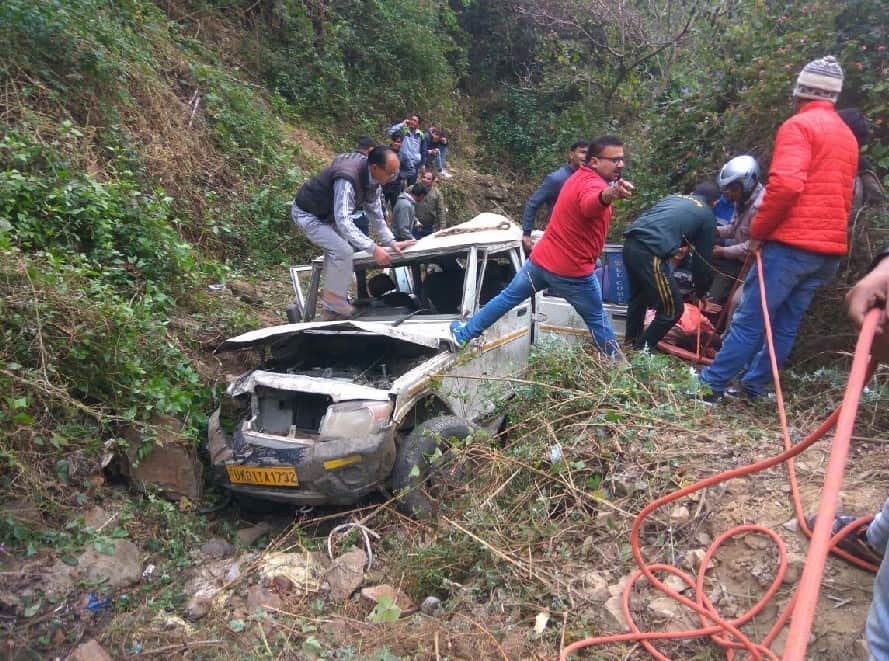 horrible photos of teachers death in road accident in almora 