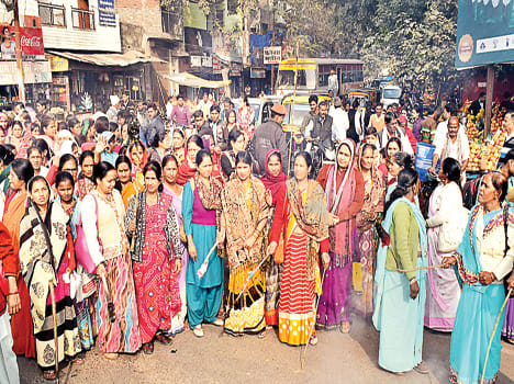 anganbadi worker took mashal march and block the road