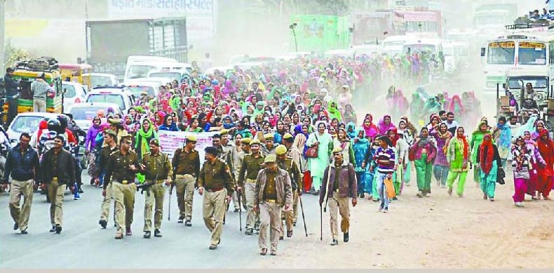 Anganwadi union's walking march, highway jam