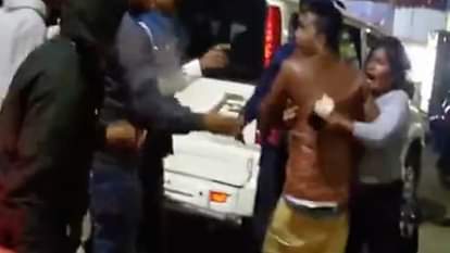 PARKING STAFF IN JAMSHEDPUR THRASHED COUPLE IN PUBLIC