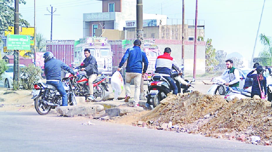 highway par har chauthe din ujar rahi jindgi