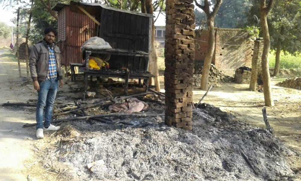 stone pelting in police in mainpuri