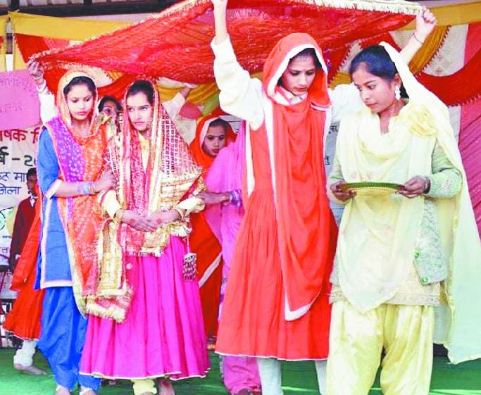 सुहाग गीत प्रस्तुत कर छात्राओं ने किया सबको भाव विभोर