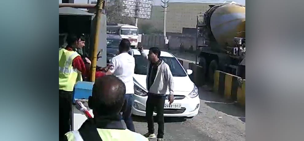 lady worker at toll plaza was beaten and abused by a man