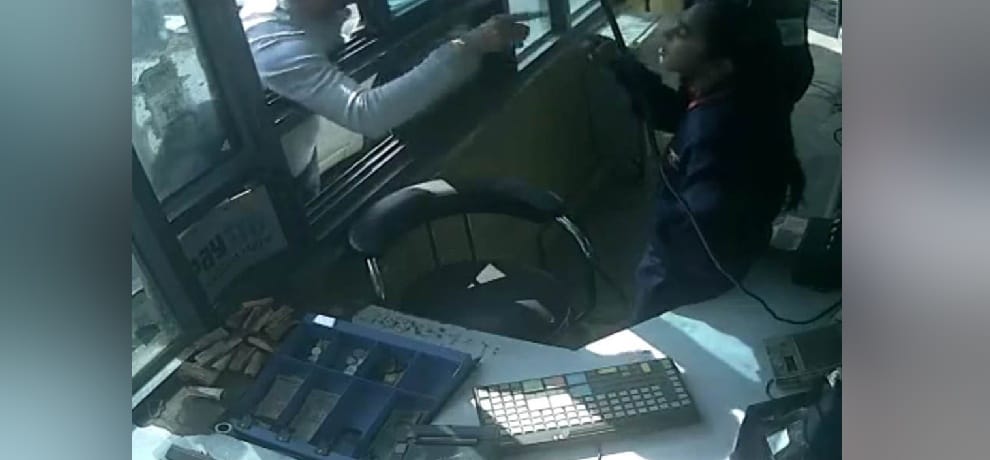 lady worker at toll plaza was beaten and abused by a man