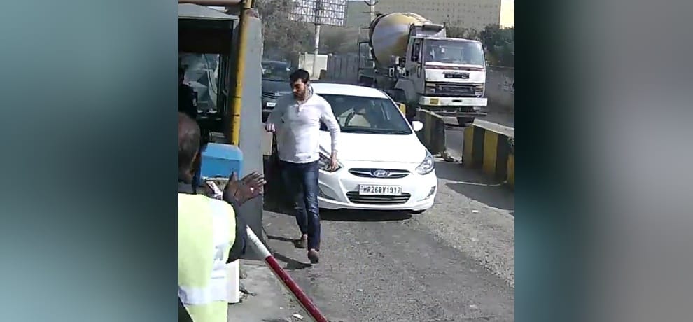 lady worker at toll plaza was beaten and abused by a man