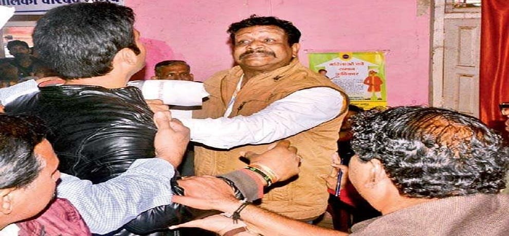 BJP councilor punches Congress councilor fury in Neemuch municipality madhya pradesh