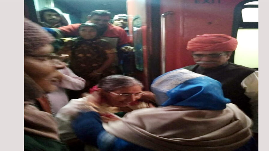 Wife of PM Modi yashoda ben came out from train to platform