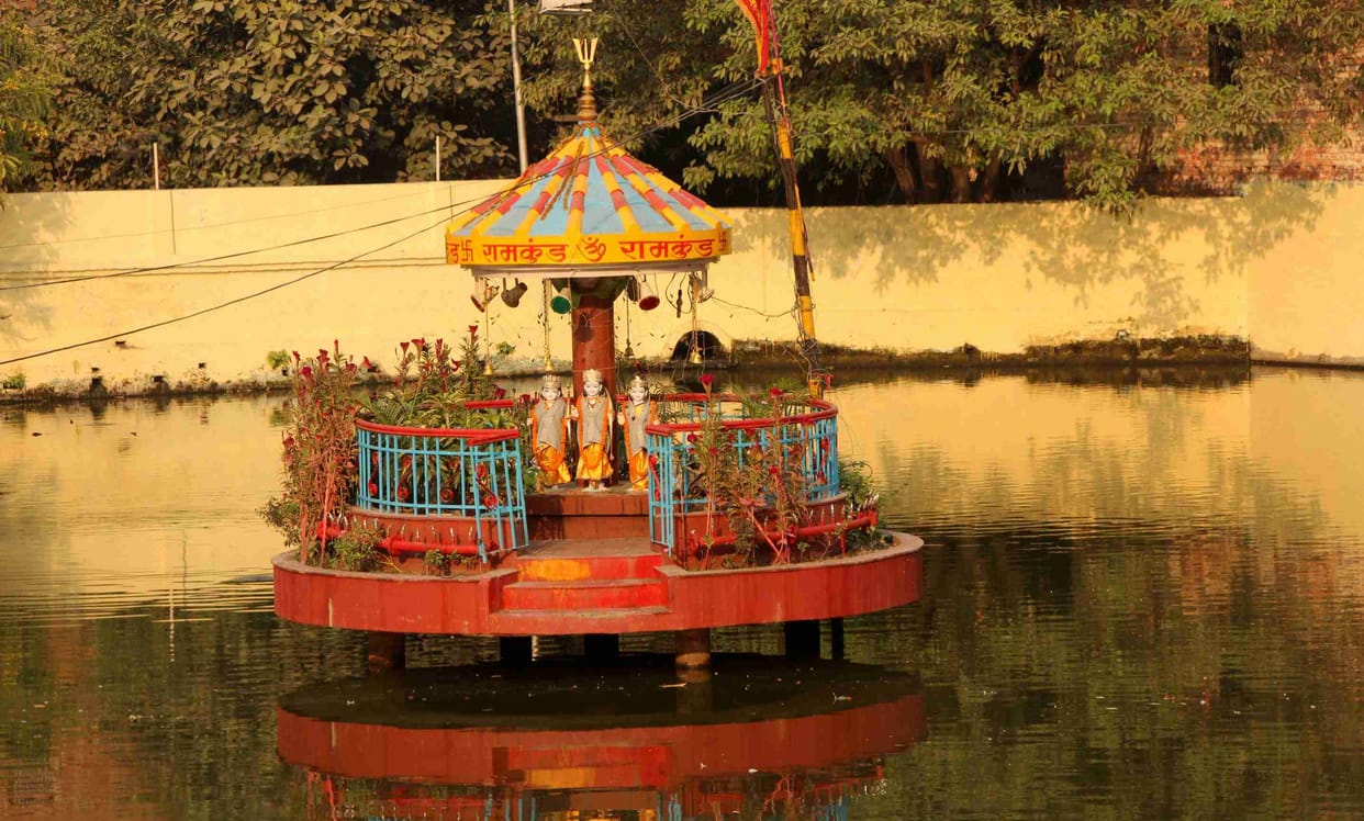 varanasi these park and pond has music system