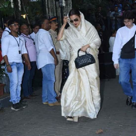 bollywood stars come at shashi kapoor prayer meet