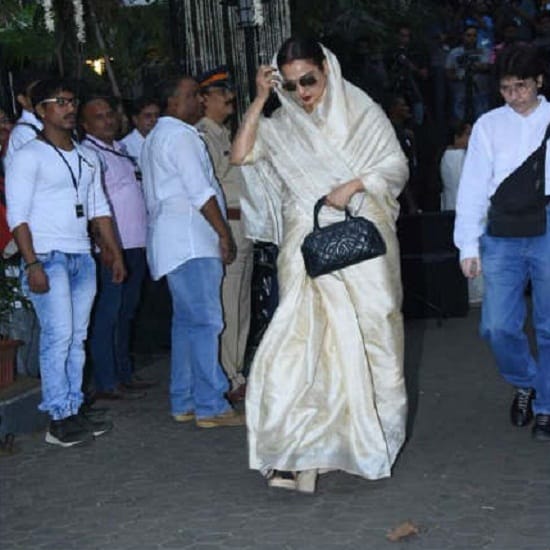 bollywood stars come at shashi kapoor prayer meet