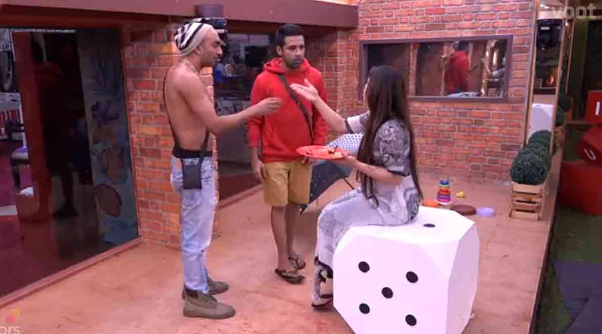 bigg boss 11 aakash dadlani forcefully kissed shilpa shinde