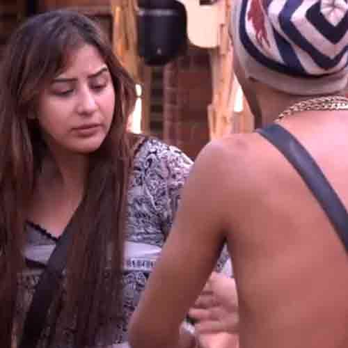 bigg boss 11 aakash dadlani forcefully kissed shilpa shinde
