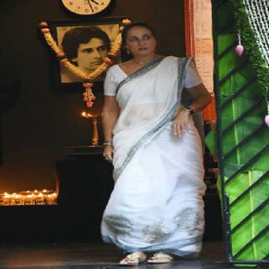 bollywood stars come at shashi kapoor prayer meet