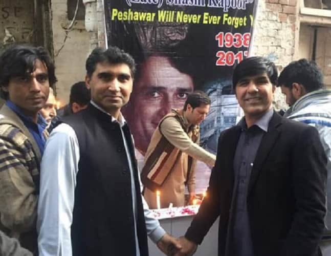 Pakistan peshawar people pays tribute to veteran actor shashi kapoor
