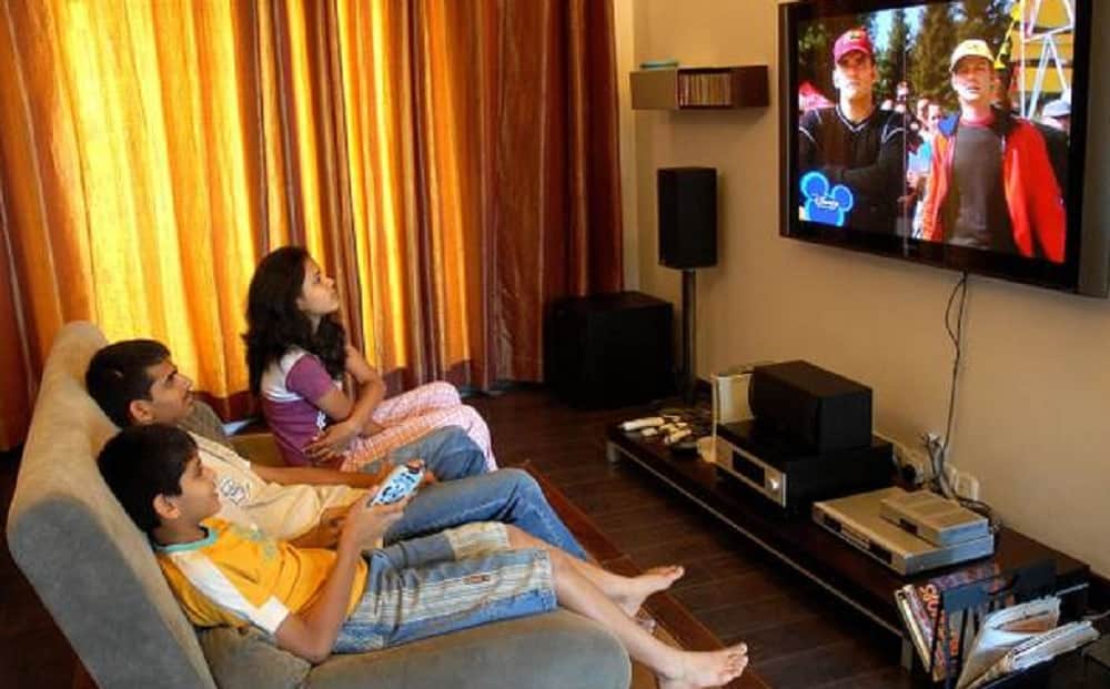 Jio Users Watch 150 TV Channels Without Cable Connection Know iptv Offer
