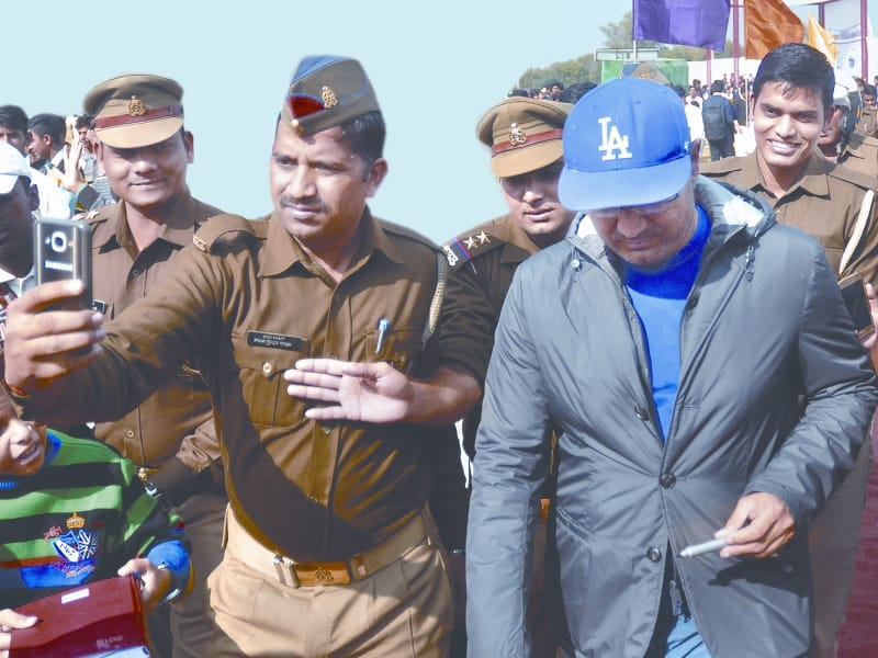 virendra sehwag in agra talking to young cricketer
