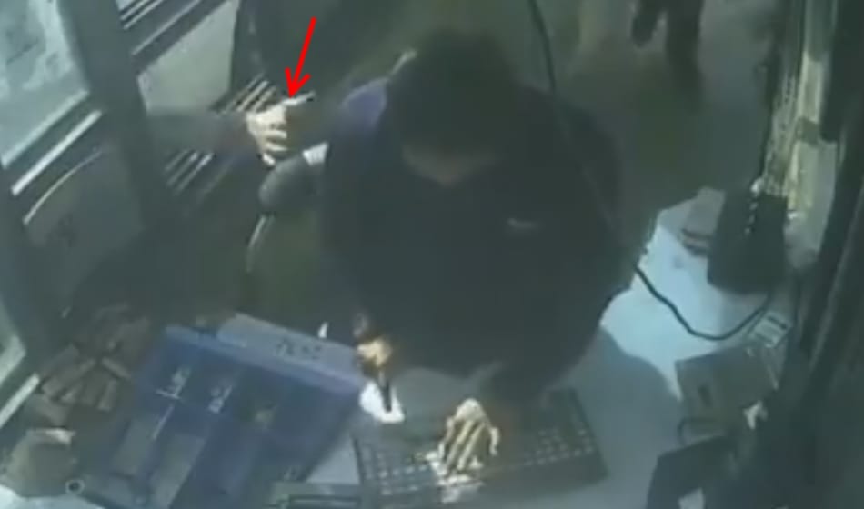 Man argues and beat a female toll plaza employee in Gurugram, video goes viral
