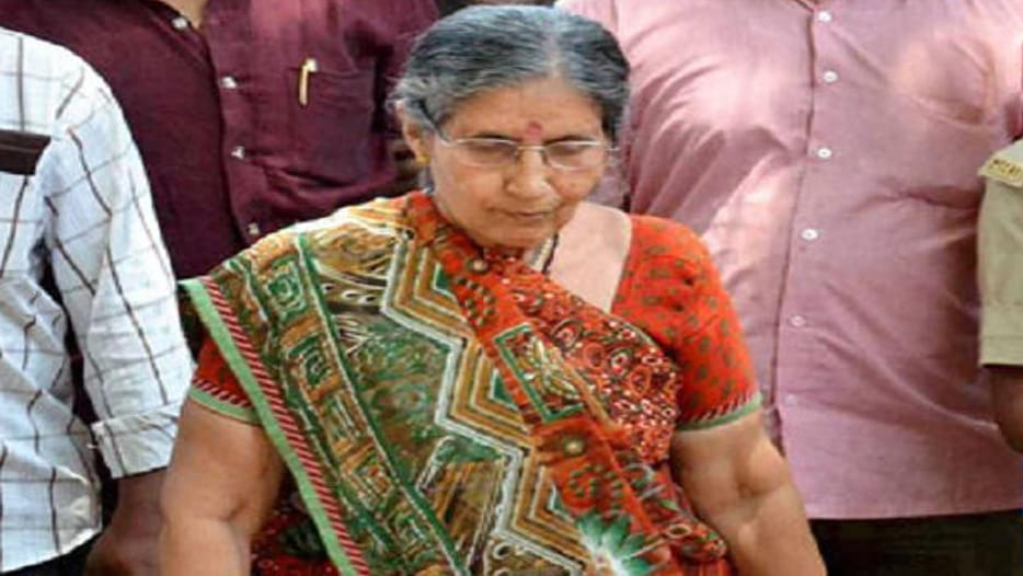 Wife of PM Modi yashoda ben came out from train to platform