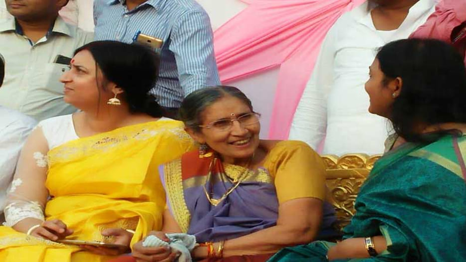 Wife of PM Modi yashoda ben came out from train to platform