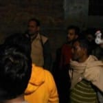 इमाम को जिंदा जलाने की कोशिश की जानकारी पर पहुंचे लोग एवं पुलिस।