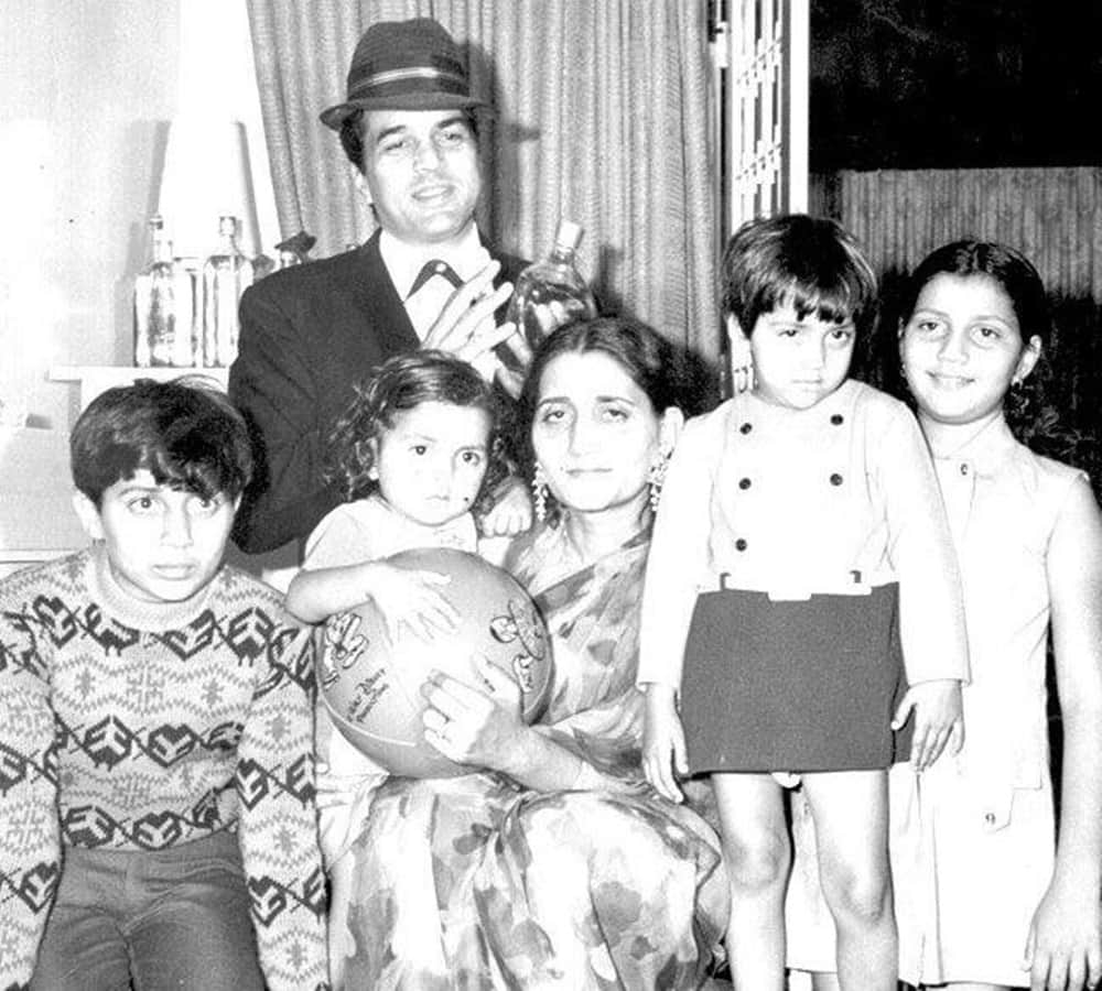 dharmendra celebrate valentines day with his first wife prakash kaur